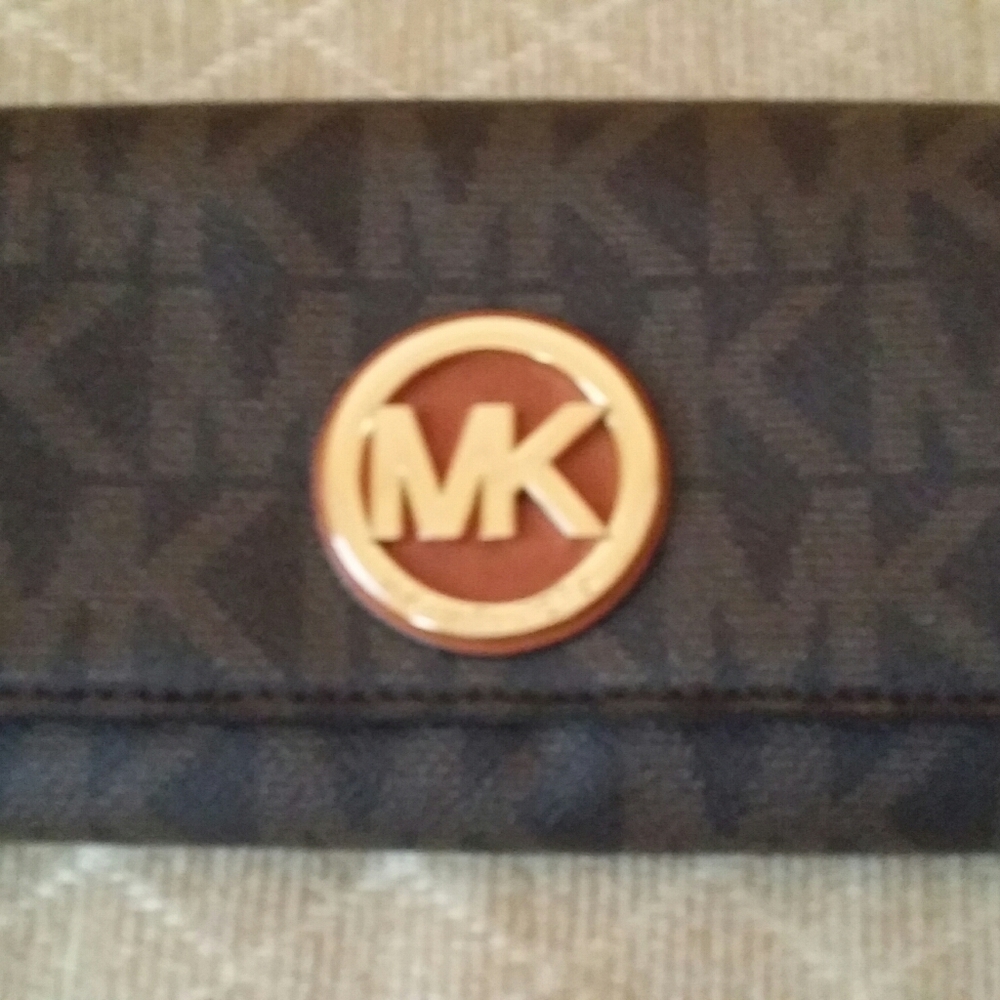 Beautiful Michael KORS MK Wallet Brown